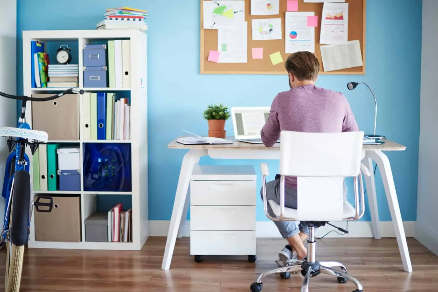 Mitarbeiter unter Stress am Schreibtisch